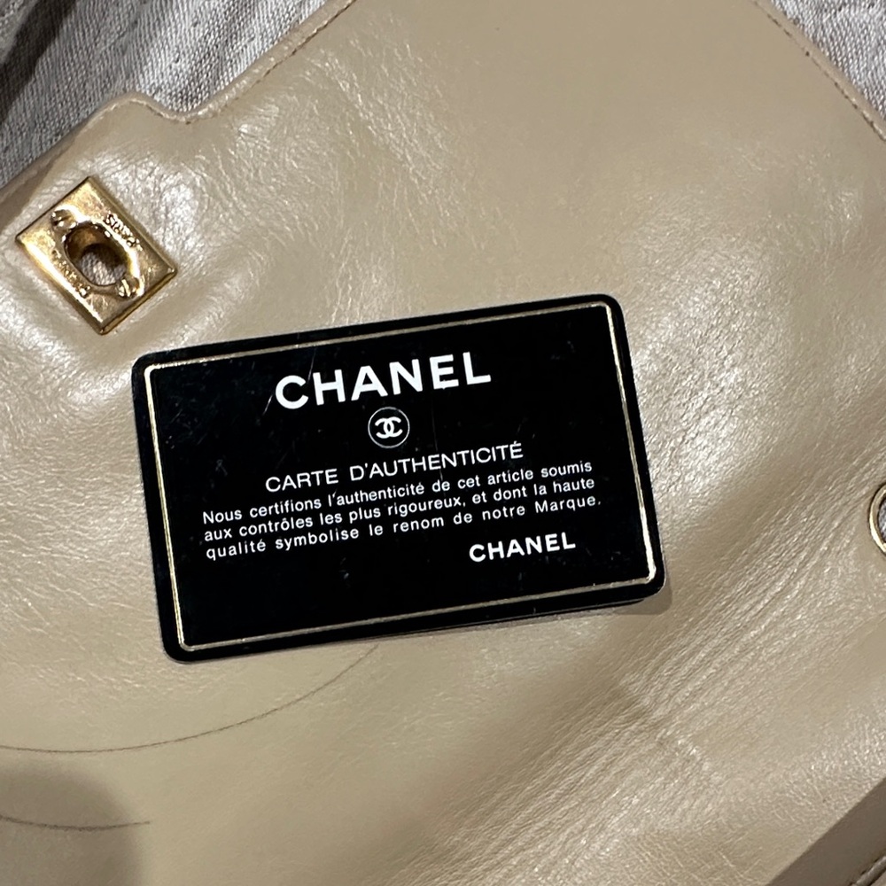 CHANEL Beige Quilted Shoulder Bag with Gold Chain - Picture 12 of 16
